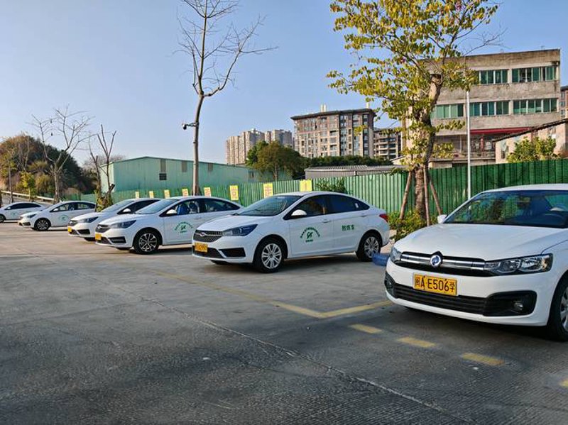 轻松学开车，选择驾校报名的那些事儿